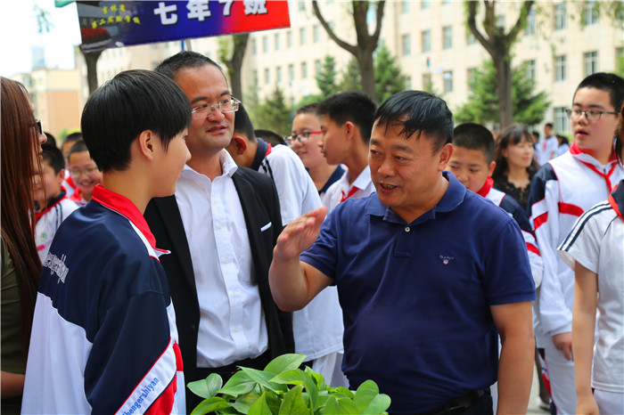 3.校黨委王洪杰書(shū)記和學(xué)生交流生物科學(xué)實(shí)驗(yàn)結(jié)果.jpg