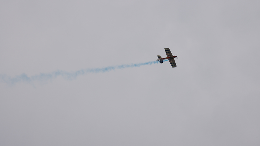 1 田徑操場上空彩煙固定翼飛機(jī)飛行表演.JPG